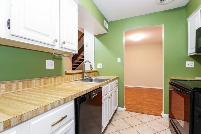 Building Photo - 654 B Woodford Lane