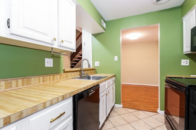 Building Photo - 654B Woodford Ln