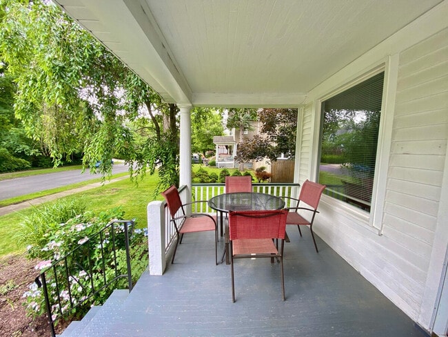 Building Photo - 1520 Maple Rd