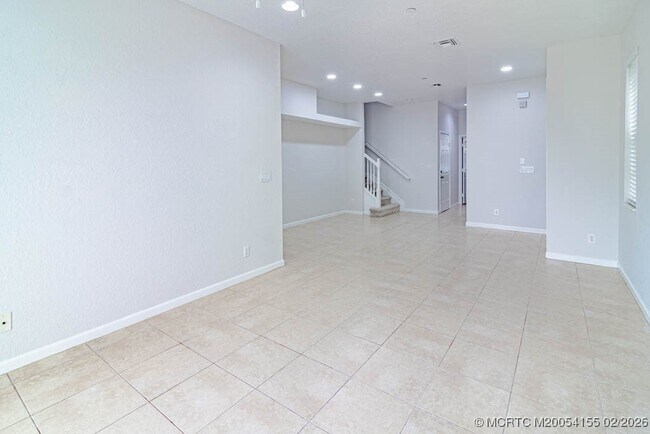 Building Photo - 356 SE Bloxham Way