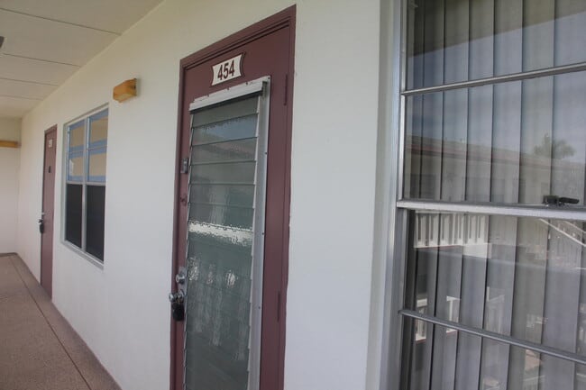 Building Photo - 454 Fanshaw K