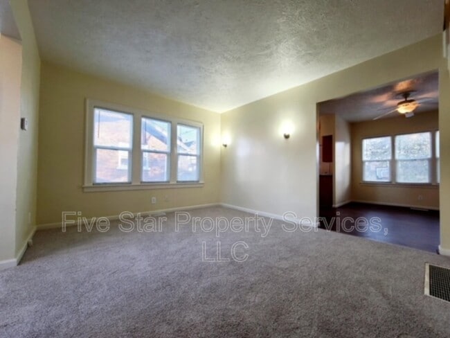 Building Photo - 514 E Oak St