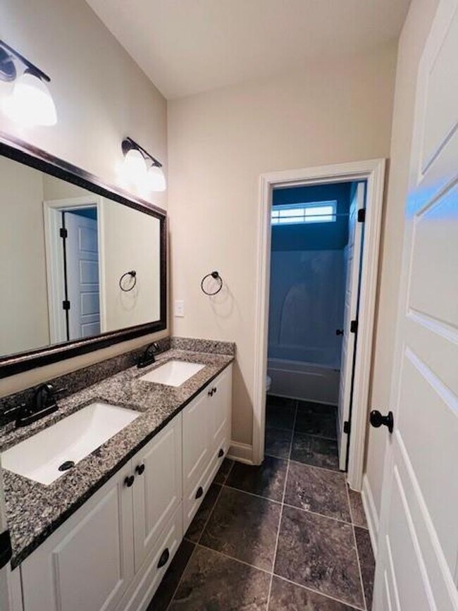 Building Photo - WOW!!  5-bedroom 3 bath