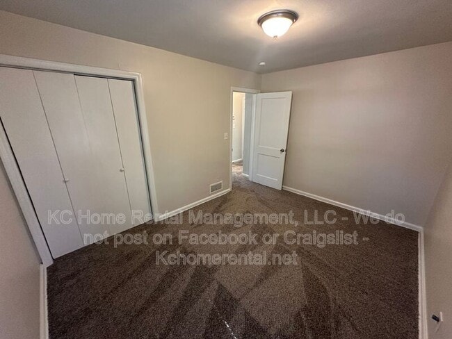 Building Photo - 6401 W 72nd Terrace