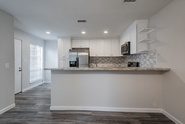 Building Photo - 2121 Fountain View Dr