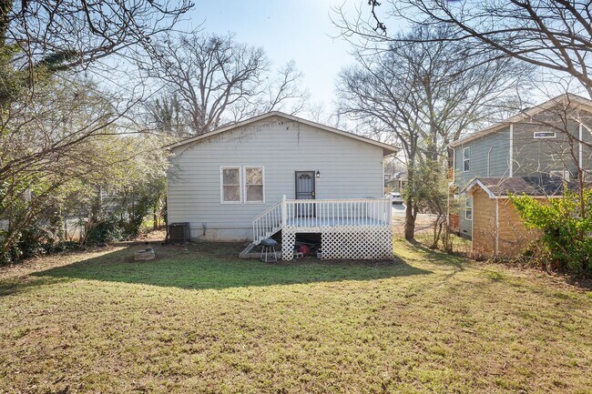 Building Photo - Spacious 3bd/2ba Bungelow w/ Rear Deck and Large Backyard!