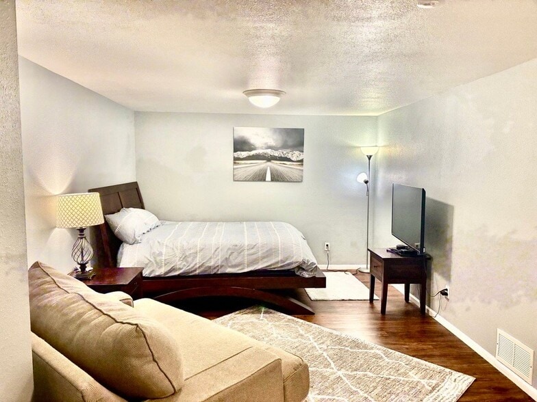 Building Photo - 2512 Hollingbourne Dr