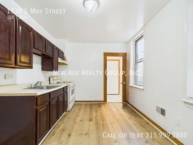 Building Photo - 1338 S May St