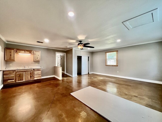 Building Photo - Cute Country Charmer!