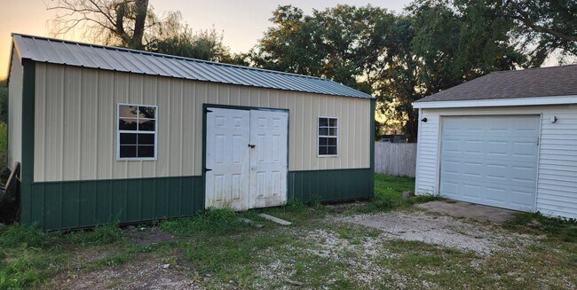Building Photo - 905 N Somonauk Rd