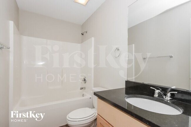 Building Photo - 625 Wilson St