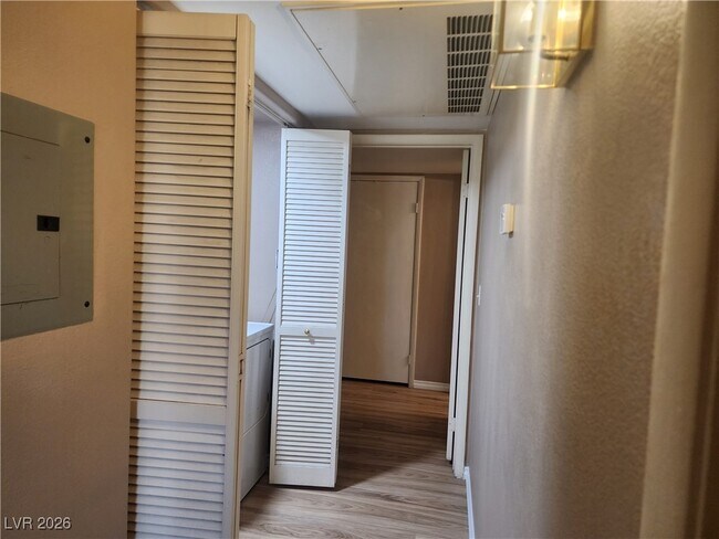 Building Photo - 5140 Mandalay Springs Dr