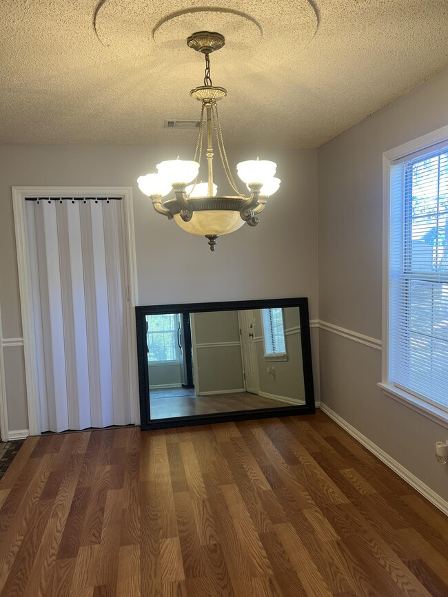 Building Photo - 934 Pineland Ave