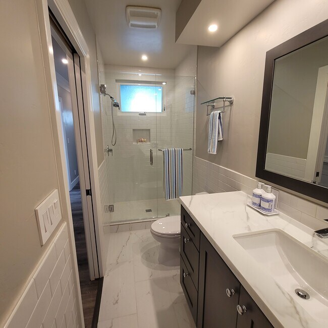 Running board tiled wainscoting with chrome and polished nickel fixtures - 827 Lindaraxa Park N