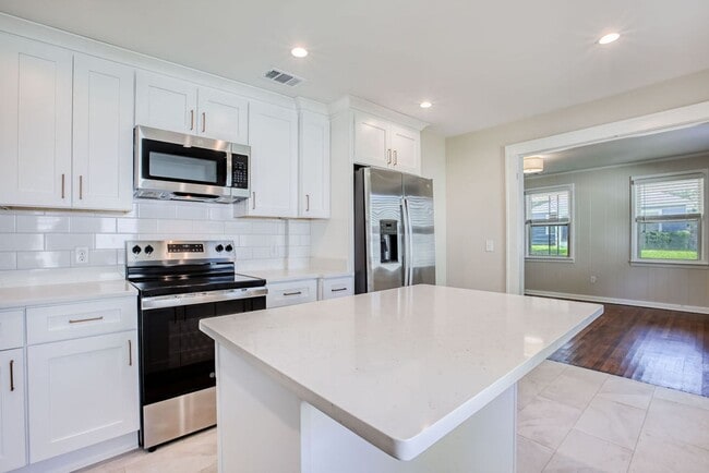 Building Photo - Renovated 2 bdrm home in East Savannah