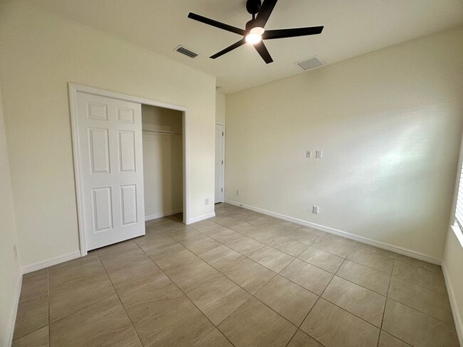 Building Photo - Huge Screened Lanai! Modern & Spacious 4 Bed 2 Bath