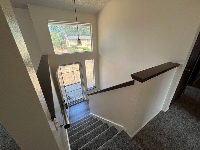 Building Photo - Super Clean Split Level Home with Huge Yard!