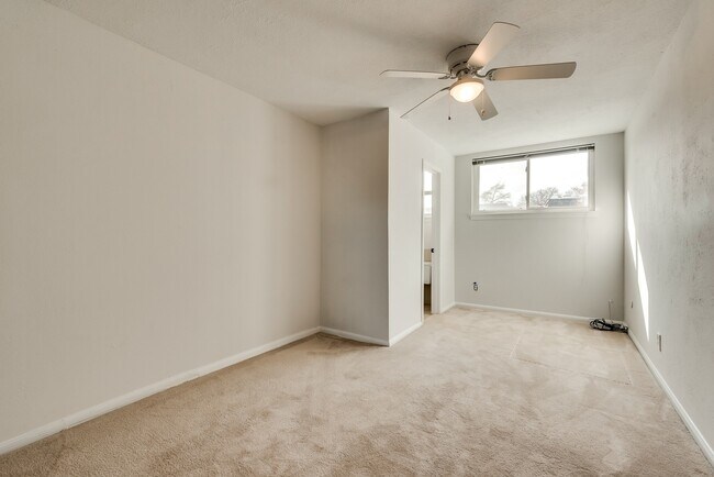 Building Photo - Overton Park Duplex!