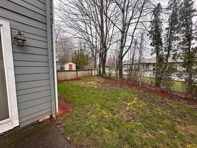 Building Photo - 912-916 NE Hacienda Ct