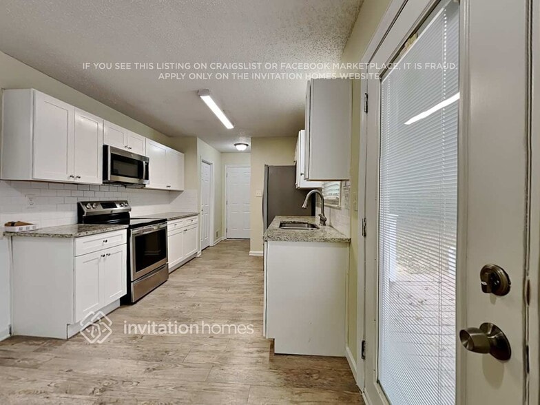 Building Photo - 3550 Valley Dr SW