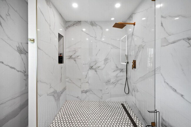 Building Photo - 2380 N Leonard Rd