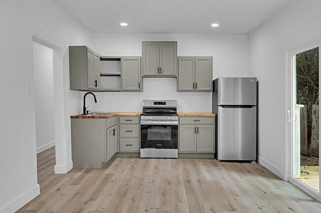 Building Photo - Newly Renovated 3 Bed, 3 Bath Home in Waco