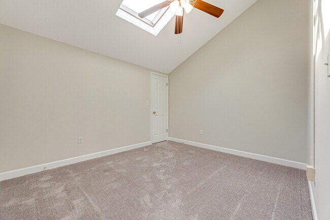 Building Photo - 208 Southlake Ct