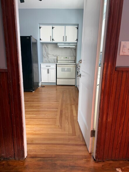 Building Photo - 37 Day St