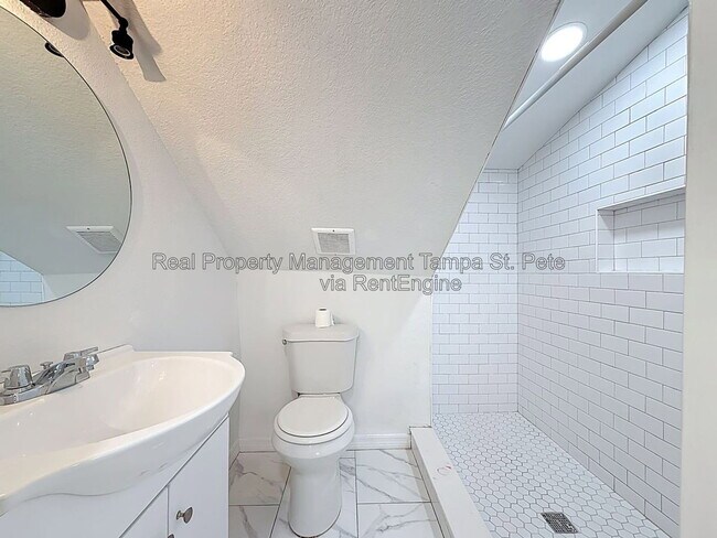 Building Photo - 618 17th Ave S