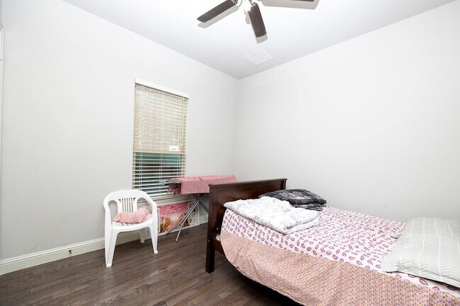 Building Photo - 5579 Lightfoot Ln