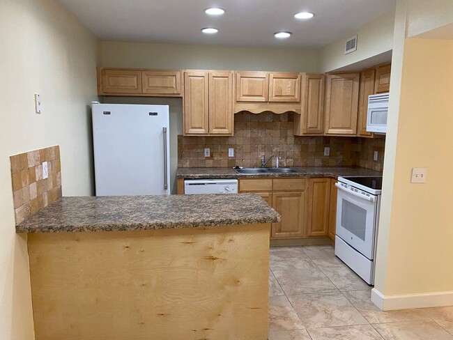 Building Photo - RESORT STYLE, GATED 1ST FLOOR CONDO LOCATE...