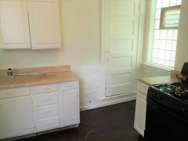 Building Photo - 156 Robinson St