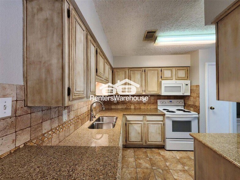 Building Photo - 17742 Kings Park Ln
