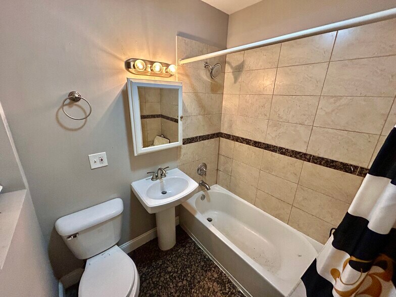 Building Photo - 1140 E Marquette Rd