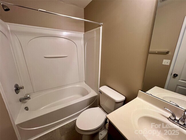 Building Photo - 142 Silverspring Pl