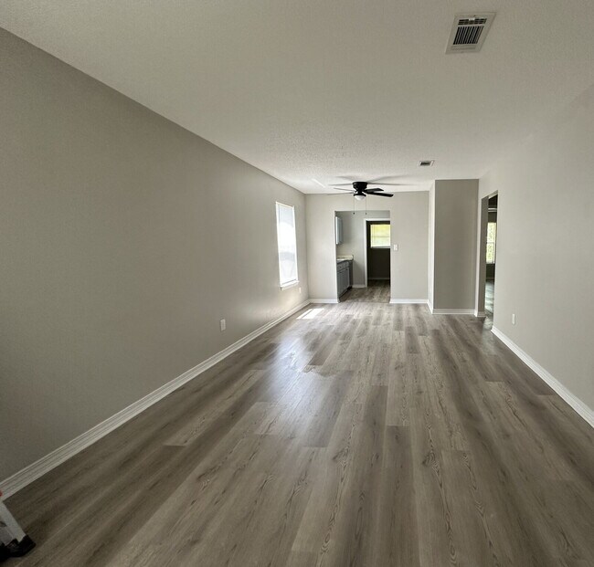 Building Photo - Renovated 2BR Coastal Apartment in Gulf Breeze – New Granite Counters, LVP Flooring & More!
