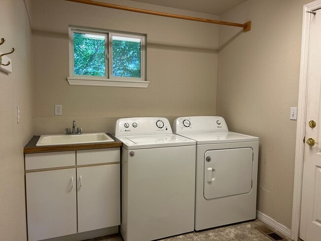 Building Photo - Beautiful Windsor Home Offering Space, Style, and Convenience