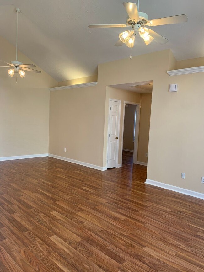 Building Photo - 2 Bedroom 2 Bath Townhouse Available Now on Jasmine Cove Way