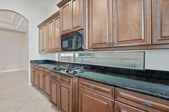 Building Photo - 10513 Versailles Blvd