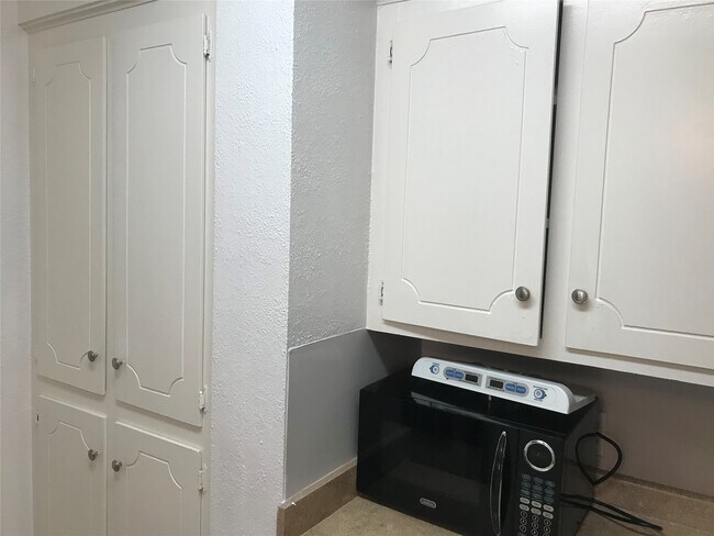 Building Photo - 1611 Mapleton Dr