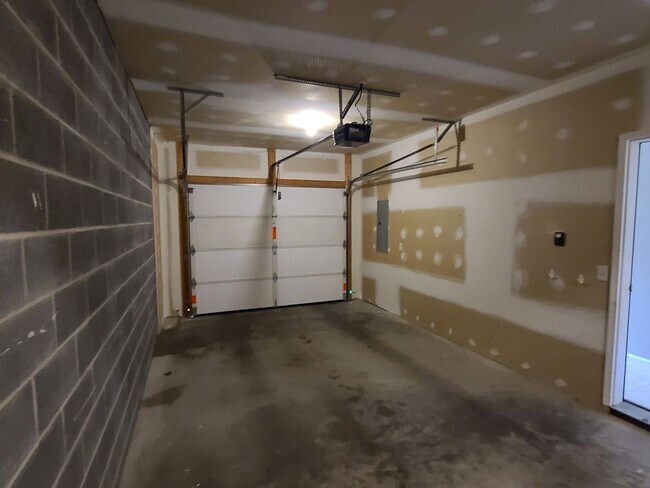 Building Photo - 3 bedroom,  2 1/2 bath town home in Waynesboro PA END UNIT