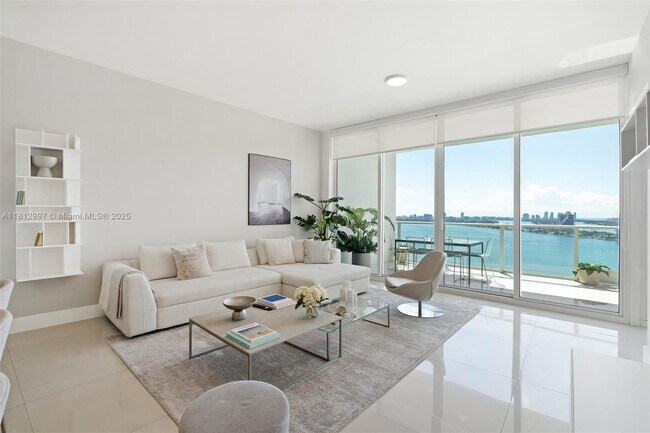 Building Photo - 2020 N Bayshore Dr