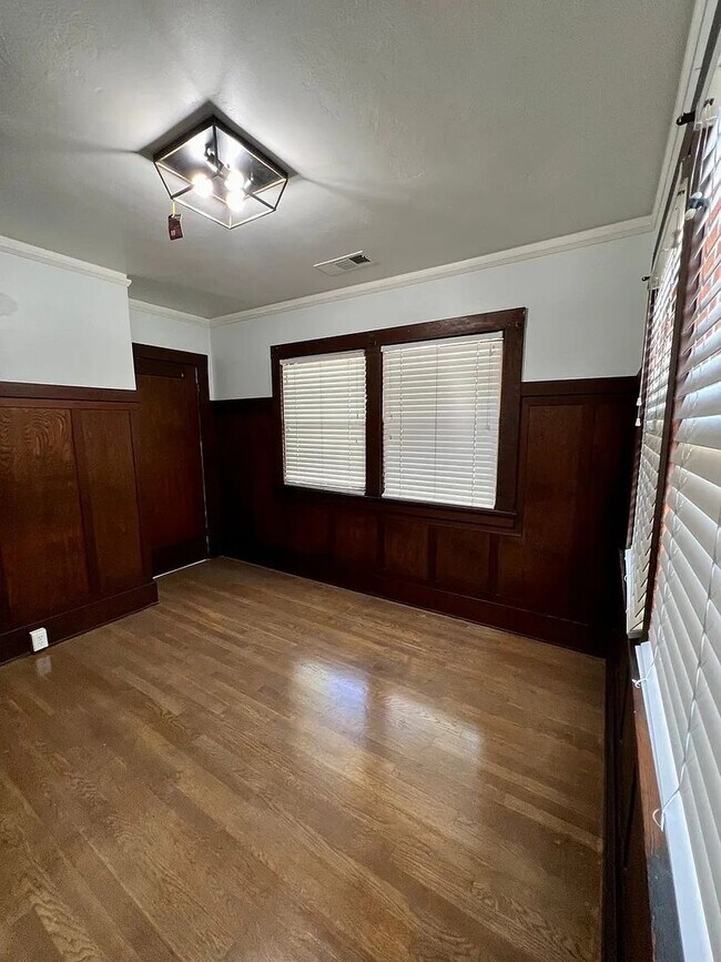 Building Photo - 940 Santa Rosa St