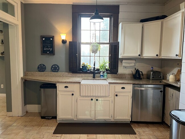 Building Photo - Charming 3 Bedroom with Lush Sunset Views ...