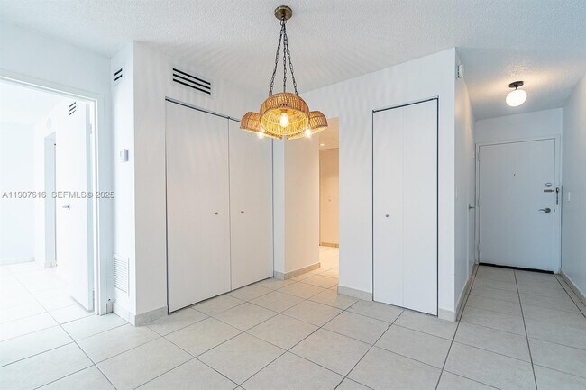 Building Photo - 2821 N Miami Beach Blvd