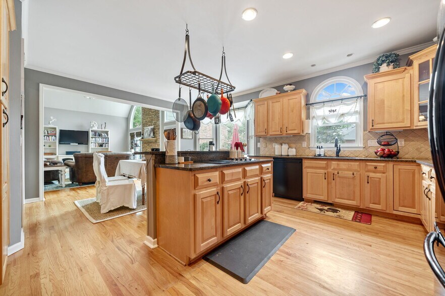 Kitchen - 600 Lyndhurst Cir