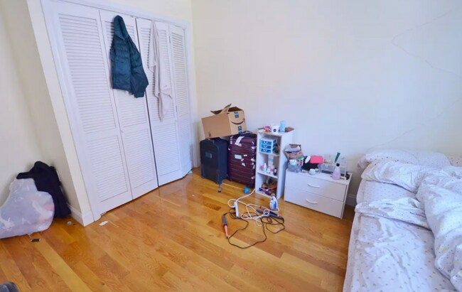 Building Photo - Charming 3 Bedroom-No Broker fee