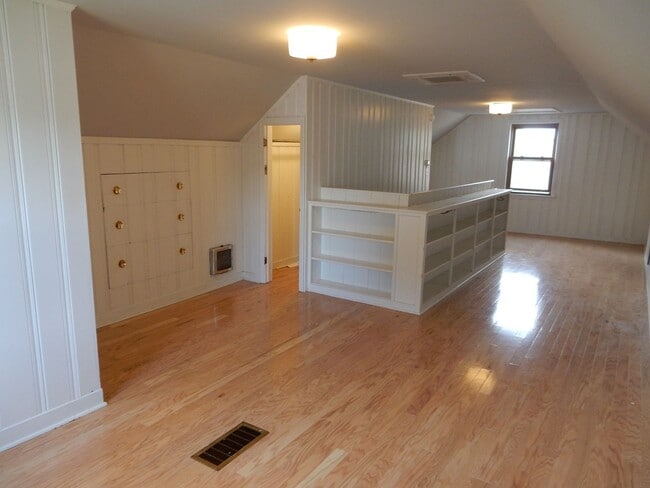 Building Photo - 3 BR home with fantastic location in the h...