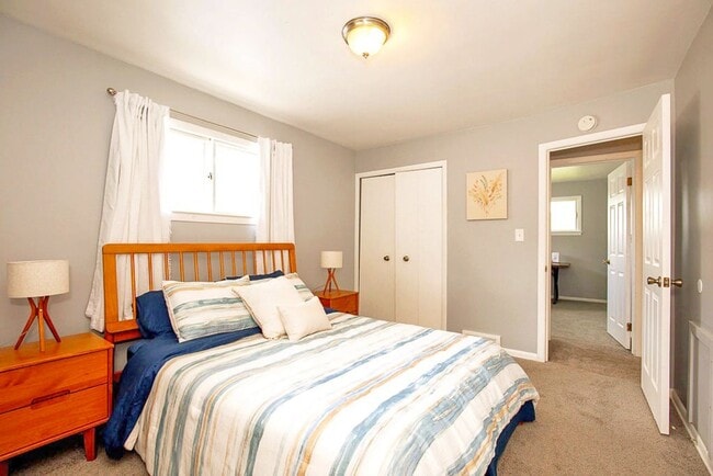Building Photo - FULLY FURNISHED ACED 3 BED 1.5 BATH SINGLE...