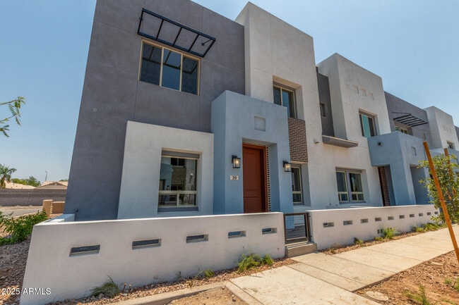 Building Photo - 733 E Commonwealth Ave